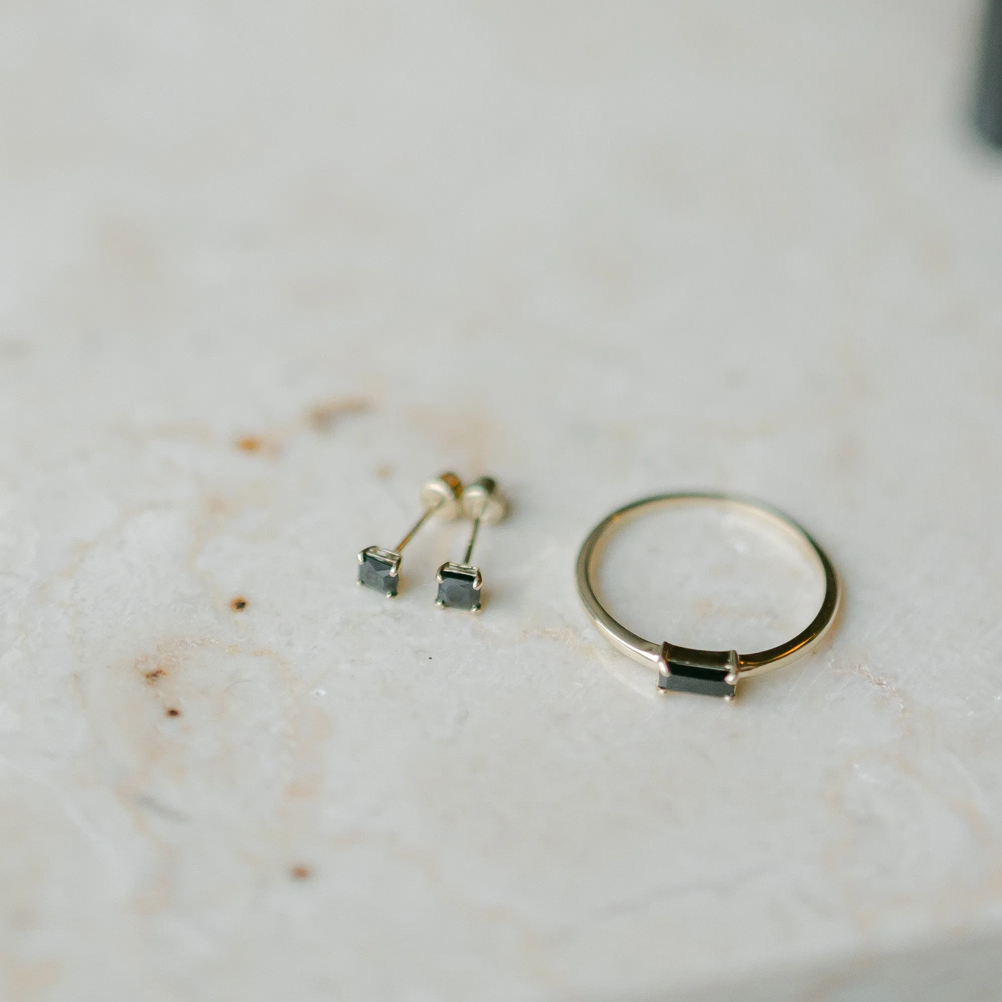 10k Solid Gold Black Horizontal Baguette Ring