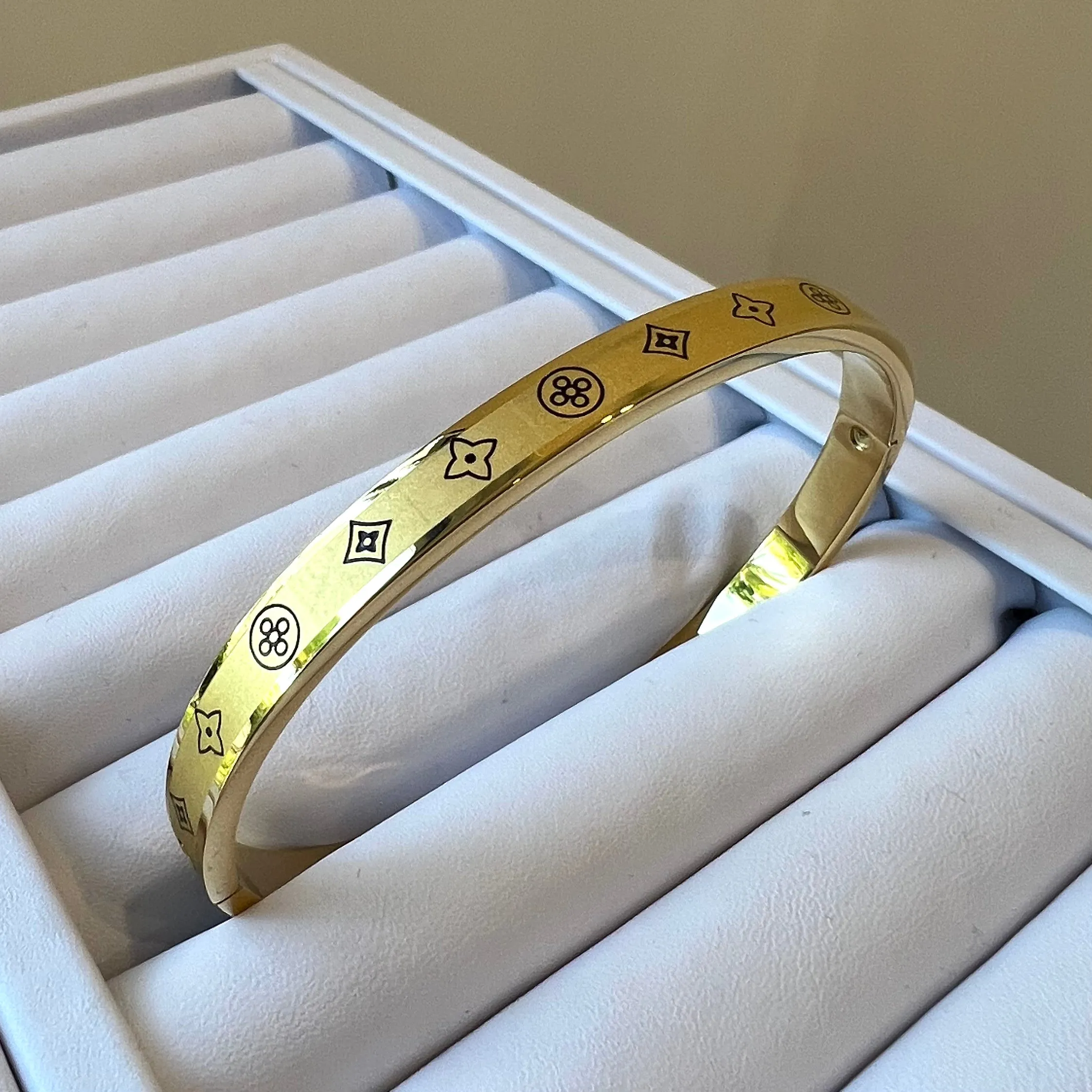14k Gold Plated Four Leaf Both Sides Printed Bangle Bracelet