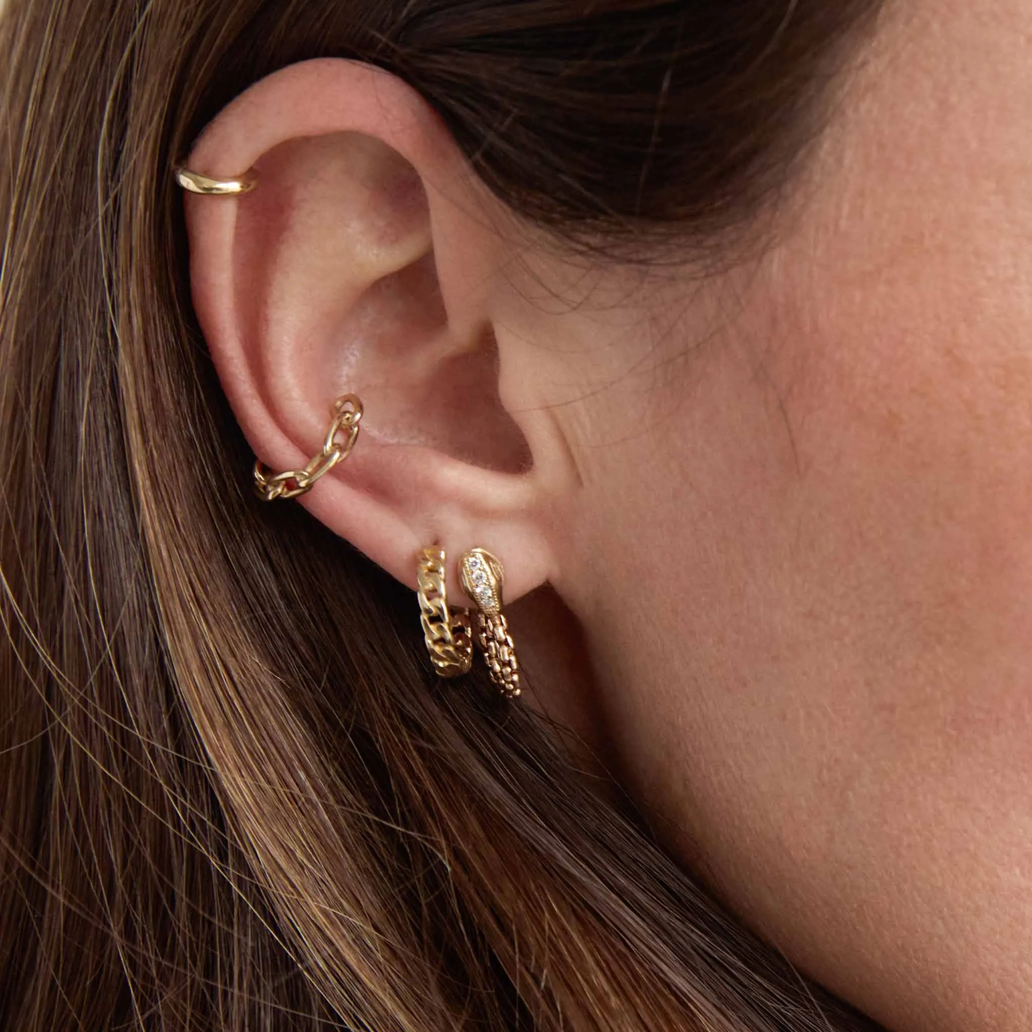 14k Gold Small Curb Chain Hinge Huggie Hoops