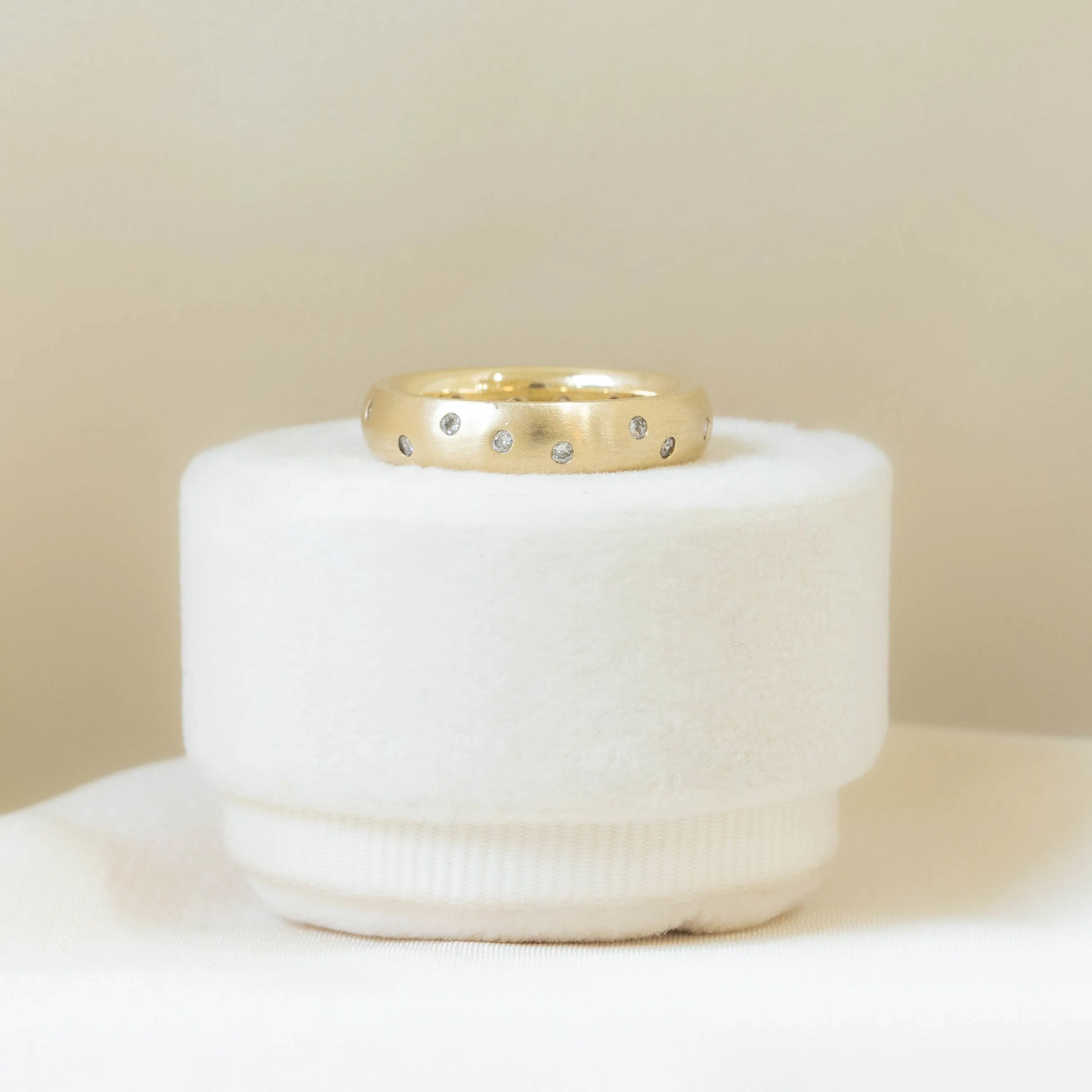 14ky .22ctw Scattered Flush Diamond Band