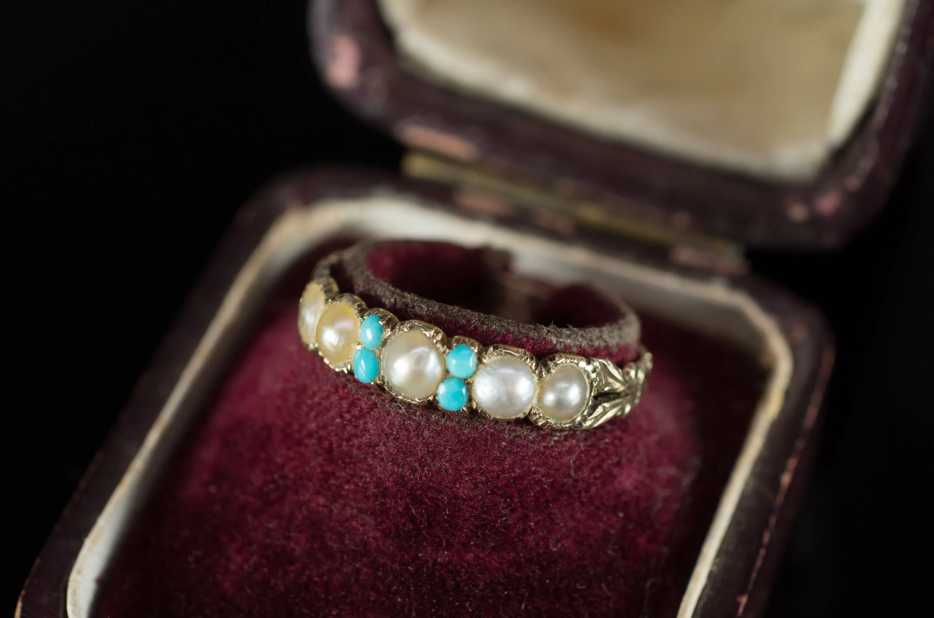 ANTIQUE SPLIT PEARL AND TURQUOISE HALF HOOP BAND