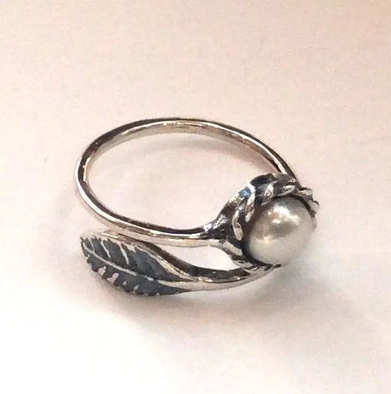 Pearl Delicate Dainty Leaf Ring - Gone with the Wind.