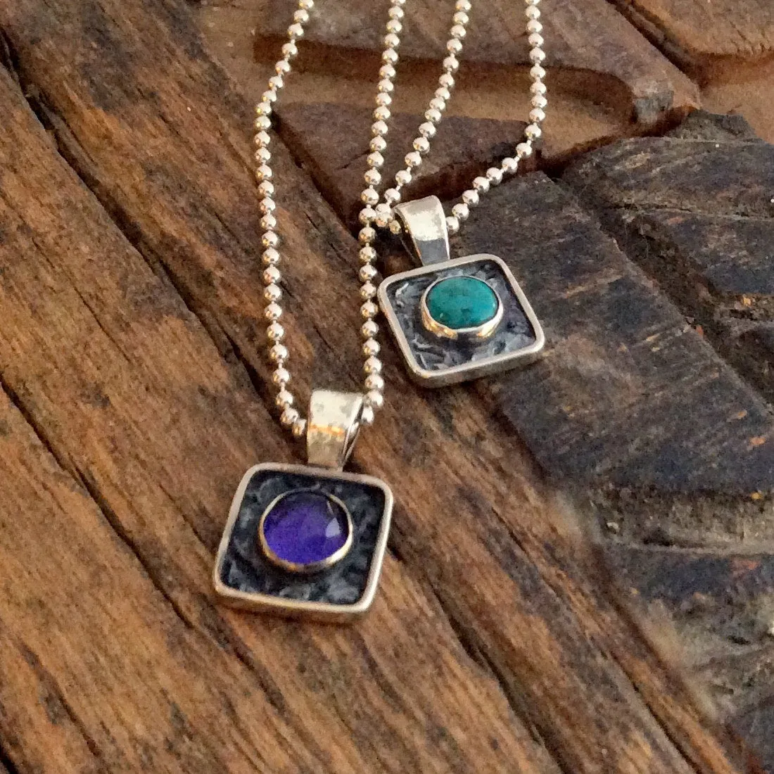 Square Amethyst Minimalist Necklace - Impression.