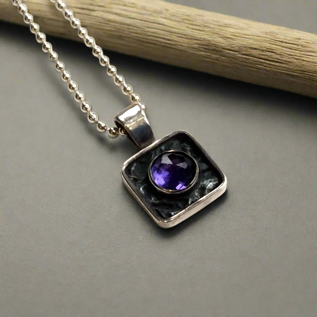 Square Amethyst Minimalist Necklace - Impression.