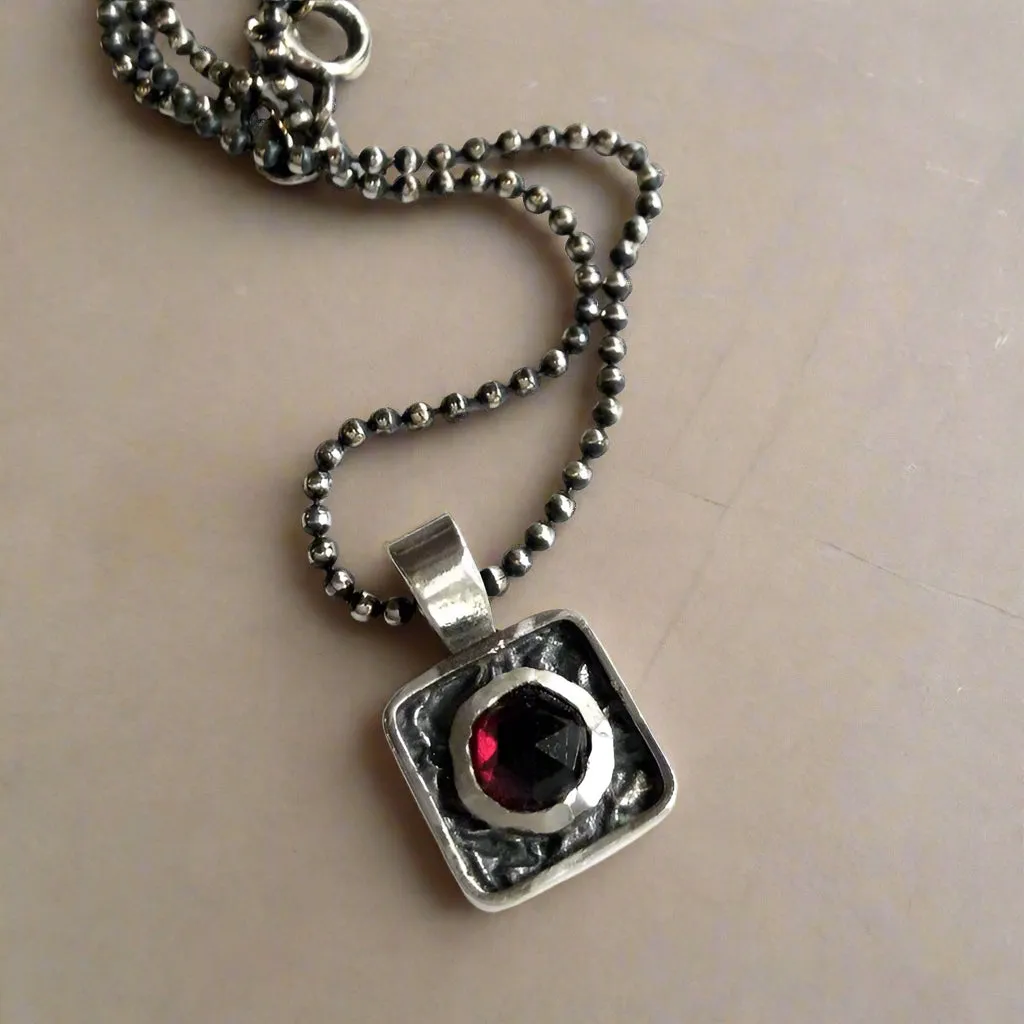 Square Amethyst Minimalist Necklace - Impression.