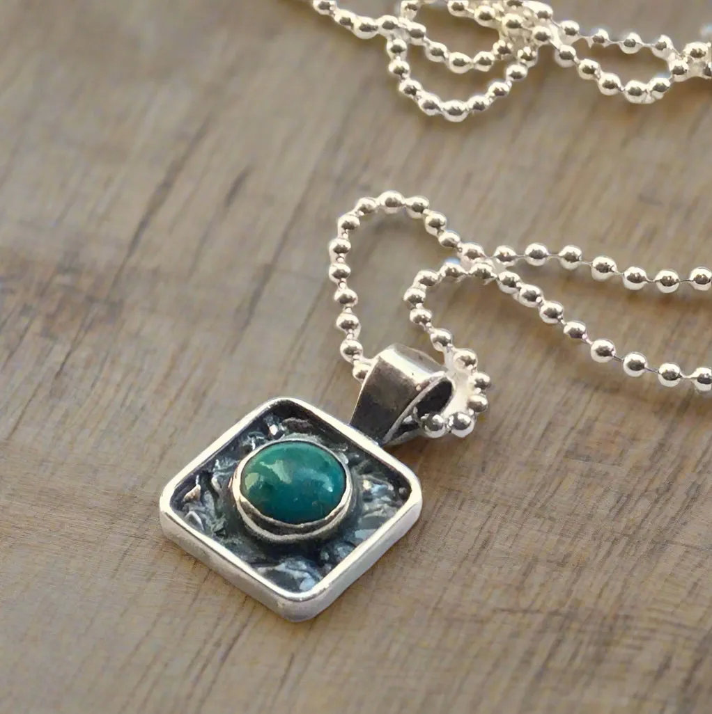 Square Amethyst Minimalist Necklace - Impression.
