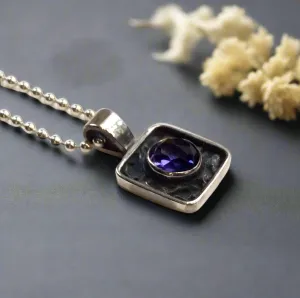 Square Amethyst Minimalist Necklace - Impression.